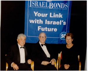 Con su esposa y Aba Eban en las Naciones Unidas en el 50 Aniversario de la Creación de Israel.